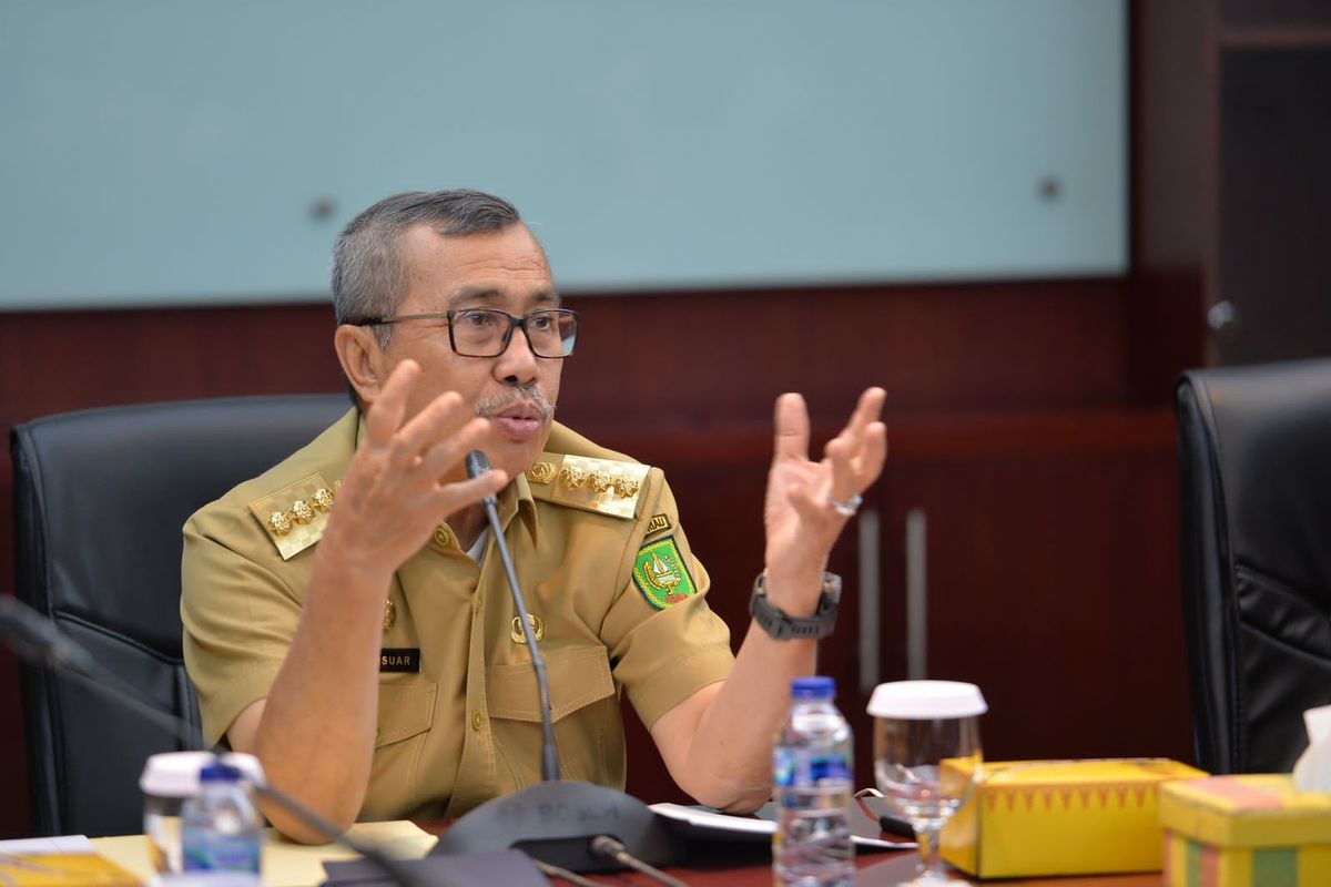 Gubernur Riau Syamsuar saat membuka Rapat Koordinasi (Rakor) dengan Lembaga Adat Melayu (LAM) Riau di Ruang Rapat Gubernur, Kantor Gubernur Riau, Senin (22/8/2022).
