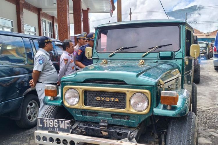Kepala UPT Pengujian Kendaraan Bermotor Kabupaten Probolinggo Sukito dalam ramp check kendaraan jeep wisata Bromo di Pendopo Agung, Desa Ngadisari, Kecamatan Sukapura, Sabtu (1/11/2025). ANTARA/HO-Dishub Probolinggo