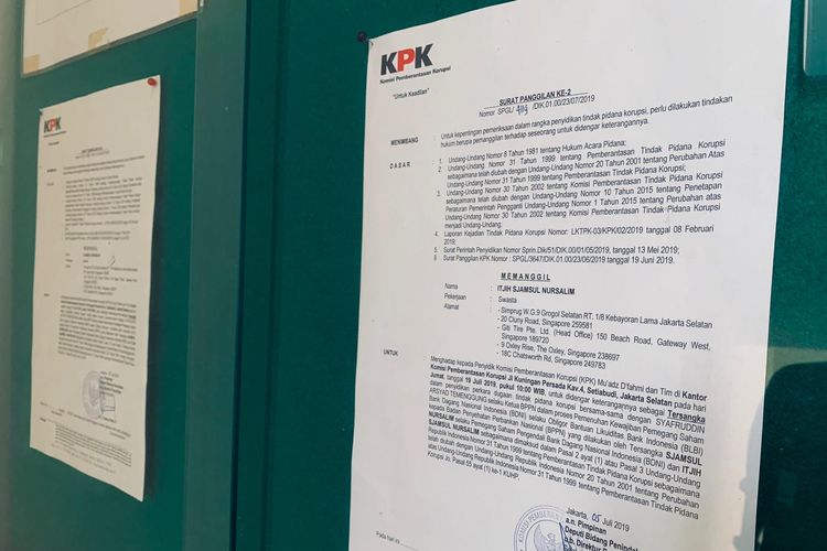 Surat panggilan KPK terhadap Sjamsul Nursalim dan istrinya ditempel di dinding KBRI Singapura, Kamis (18/7/2019).