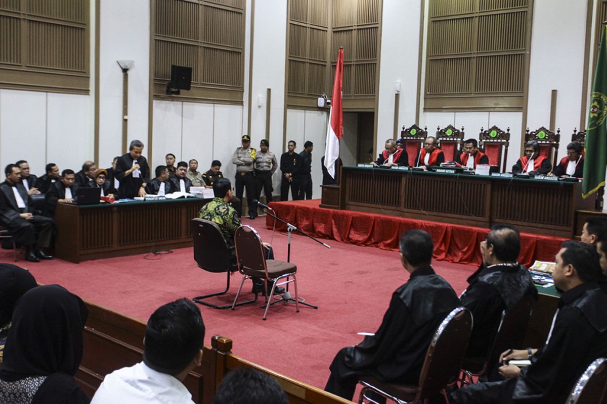 Terdakwa kasus dugaan penodaan agama Basuki Tjahaja Purnama atau Ahok mengikuti sidang lanjutan di Auditorium Kementerian Pertanian, Jakarta, Kamis (20/4/2017). Dalam sidang yang beragendakan pembacaan tuntutan itu, Jaksa Penuntut Umum (JPU) menyatakan Ahok bersalah dan dipidana penjara 1 tahun.