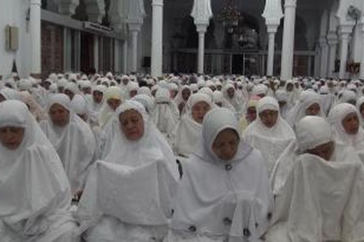 Ribuan warga Banda Aceh larut dalam doa di Mesjid Raya Baiturrahman Banda Aceh, Kamis (25/12/2014) mengenang bencana gempa dan tsunami yang melanda Aceh sepuluh tahun lalu.*****K12-11