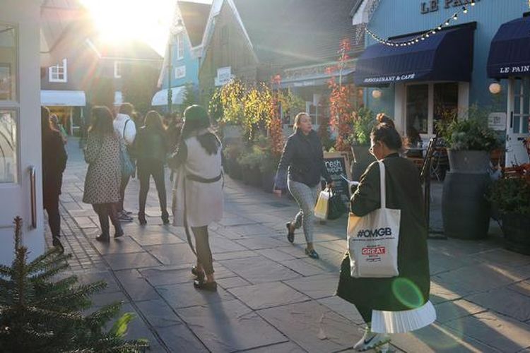 Wisatawan asal Asia menjadikan Bicester Shopping Village sebagai tempat tujuan wisata belanja ketika berkunjung ke Inggris. Foto diambil pada 18 November 2016. 