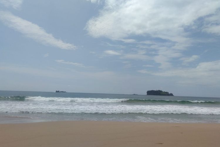 Pantai Kuala Dhoe, di Desa Kuala Dhoe,  Kecamatan Setia Bakti, Kabupaten Aceh Jaya, Sabtu (23/11/2019). 