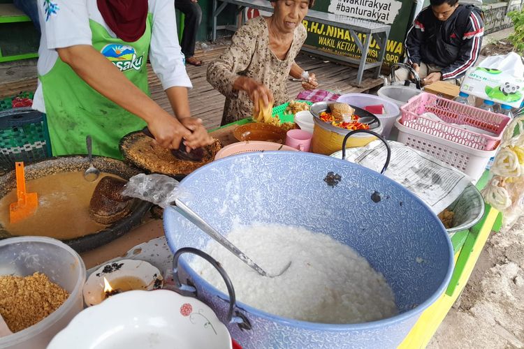 Noning (47) penjual Tajin Palappa di Jalan Cempaka Desa Sumberkolak, Kecamatan Panarukan, Kabupaten Situbondo Provinsi Jawa Timur.