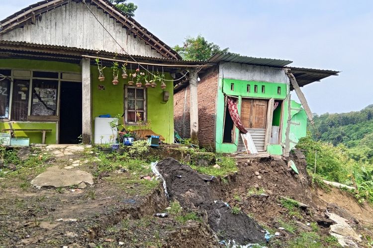 Air Mata Belum Kering Usai Rumah Rusak karena Longsor, Markonah Kini Kehilangan Cucu