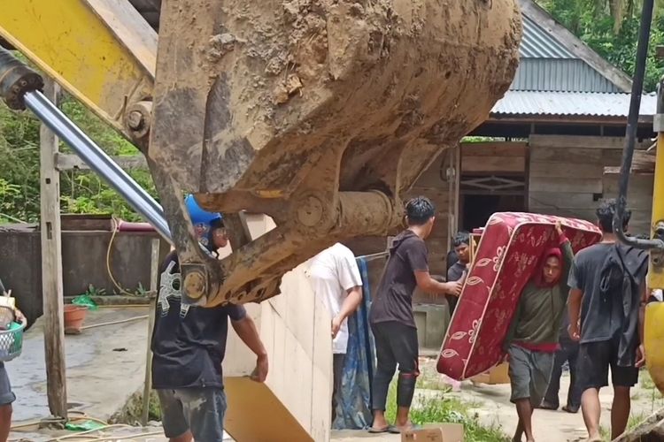 ( SULSEL)  Eksekusi Lahan Sengketa di Enrekang Ricuh, Polisi Dilempari Batu dan Balok