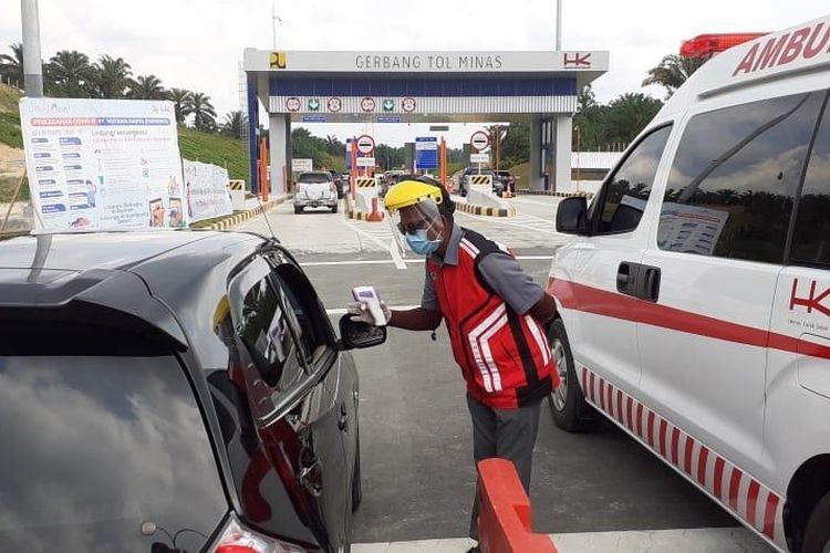 Petugas jalan tol mensosialisasikan HK Toll Apps kepada pengendara di Gerbang Tol (GT) Minas Jalan Tol Trans Sumatera (JTTS).