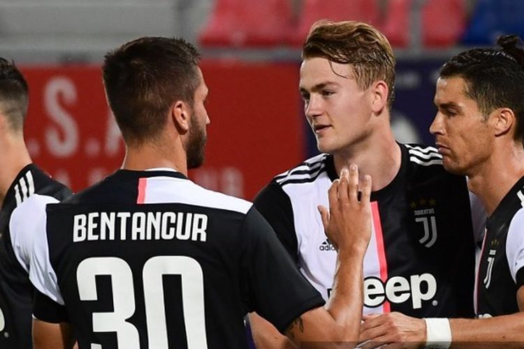 Penyerang Juventus Cristiano Ronaldo merayakan golnya ke gawang Bologna bersama Rodrigo Bentancur, Matthijs de Ligt, dan Mattia De Sciglio, pada lanjutan pekan 27 Liga Italia di Stadion Renato DallAra, Selasa (23/6/2020) dini hari WIB. 