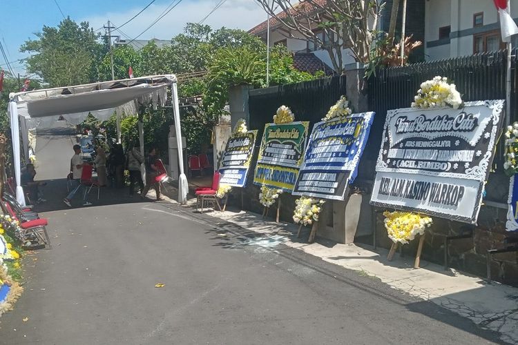 Musisi legendaris Acil Bimbo meninggal dunia setelah berjuang melawan kanker yang dideritanya. Acil meninggal di usia 82 tahun.