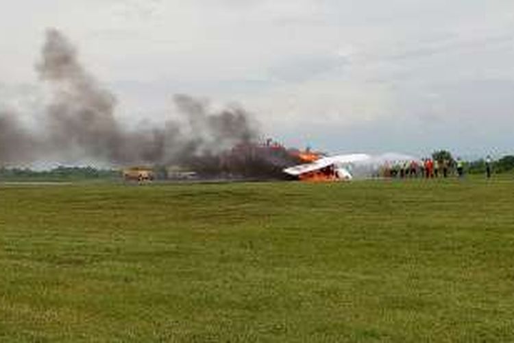 Pesawat milik MUFA Flying School terbakar setelah crash landing di bandara Banyuwangi, Senin (16/1/2017) 