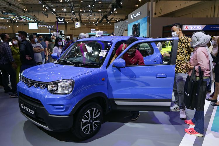 Suzuki S-Presso dipamerkan di ajang Gaikindo Indonesia International Auto Show (GIIAS) 2022 di ICE BSD, Tangerang, Jumat (12/8/2022). S-Presso dibanderol Rp 155 juta untuk transmisi manual dan Rp 164 juta untuk AGS.