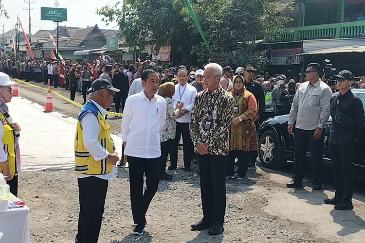 Presiden Joko Widodo (Jokowi) dan Gubernur Jawa Tengah Ganjar Pranowo, melakukan pengecekan di Rekontruksi Jalan Solo-Sragen- Purwodadi, Jawa Tengah (Jateng), pada Minggu (23/7/2023).