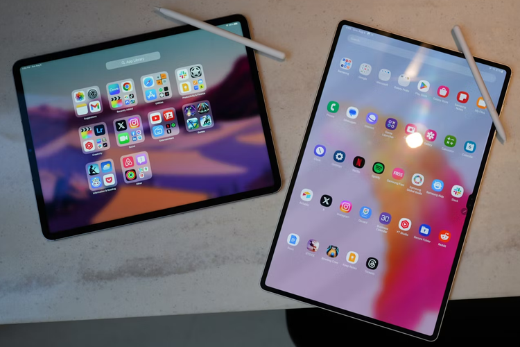Penampilan layar tablet iPad Pro 2022 (M2) (kanan) dan Samsung Galaxy Tab S9 Ultra (kiri).