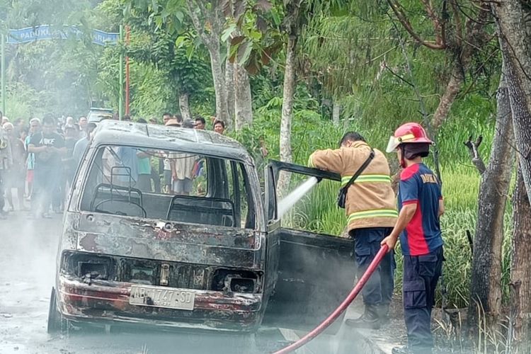 Unit Damkarmat BPBD Gunungkidul sedang memadamkan mobil terbakar di Kalurahan Playen, Kapanewon Playen. Rabu (13/3/2024)