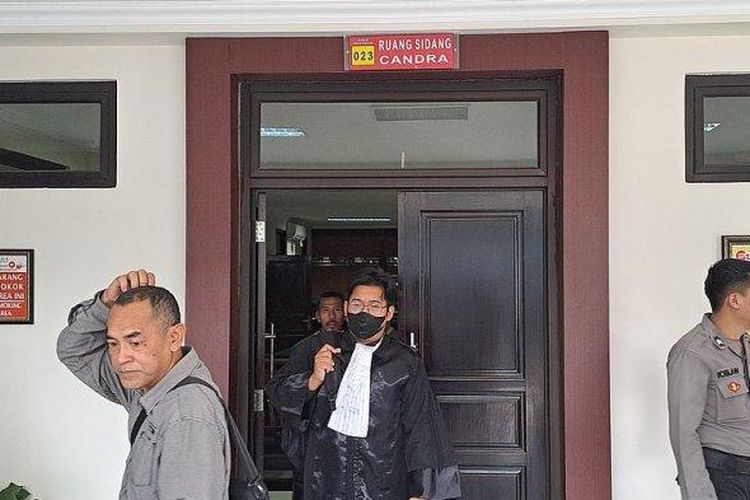 Suasana ruang sidang terdakwa pencabulan, CS (51) seorang guru SMP yang melakukan pencabulan terhadap siswanya yang divonis bebas oleh Hakim Pengadilan Negeri Kota Sukabumi, Jumat, (27/10/2023). 