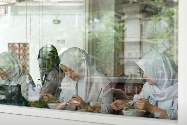 Suasana Dekker Koffie yang menjadi tempat nongkrong favorit di Kota Malang, Jawa Timur.