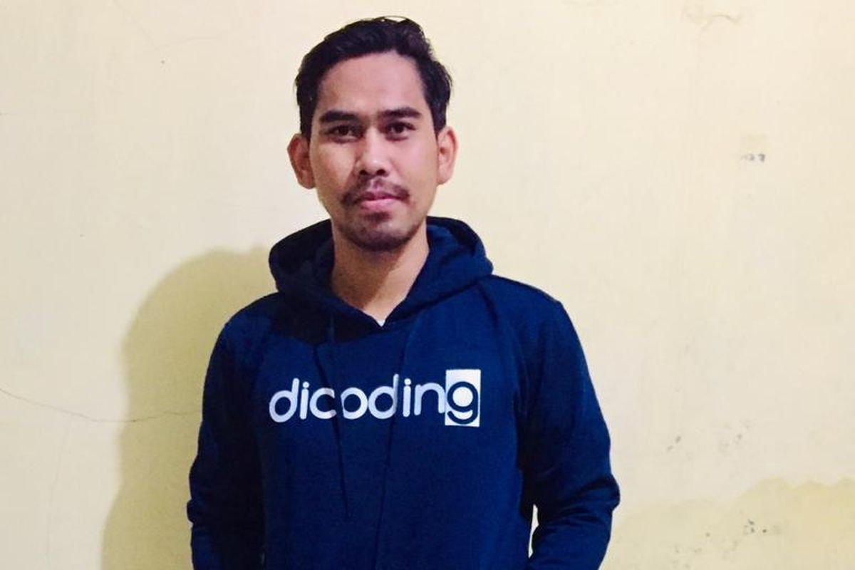 Junia Firdaus yang sempat menjadi sopir ojek online demi mengejar cita-citanya sebagai programmer.