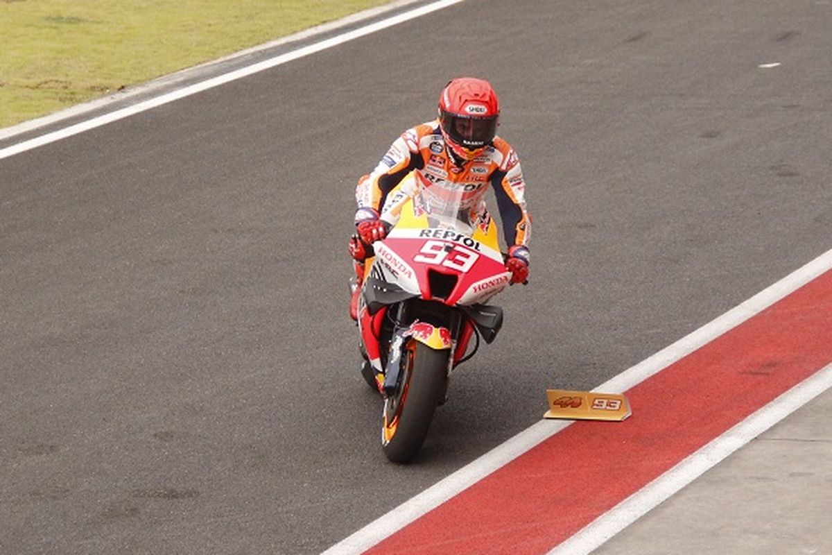 Pebalap tim Repsol Honda, Marc Marquez0 hendak memasuki paddock setelah menjalani FP1 MotoGP Mandalika di Sirkuit Pertamina Mandalika International Street Circuit pada Jumat (18/3/2022) pagi WITA.