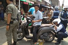 Parkir di Trotoar Jatinegara, Belasan Sepeda Motor Dicabut Pentilnya 