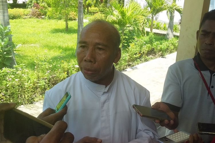 Foto : Pimpinan Seminari Bunda Segala Bangsa (BSB), Maumere, Kabupaten Sikka, NTT, Romo Deodatus Duu saat diwawancara awak media, Rabu (26/2/2020).