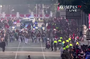 Warga Berpakaian Adat Padati Gerbang Monas Sambut Rangkaian Kirab Bendera Pusaka