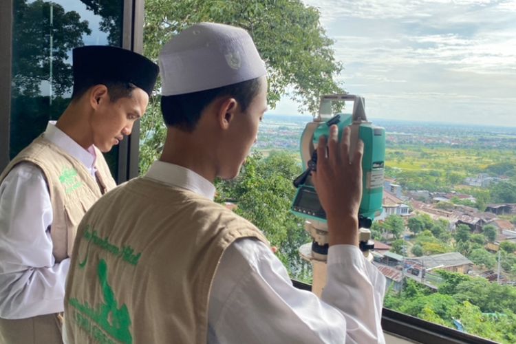 Pemantauan hilal di Bukit Condrodipo, Gresik, Sabtu (29/3/2025).