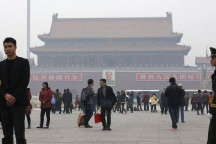 Polisi paramiliter China melakukan penjagaan ketat di Lapangan Tiananmen, Beijing (1/11) menyusul serangan mobil pekan sebelumnya. 