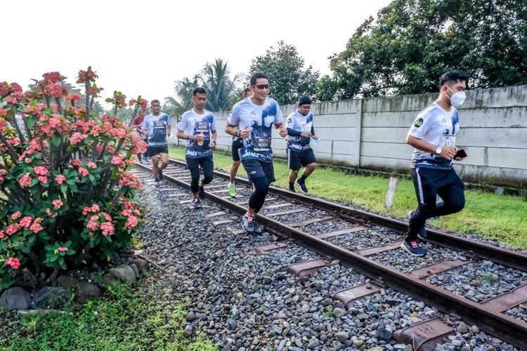 Menteri Pariwisata dan Ekonomi Kreatif, Sandiaga Salahuddin Uno berpartisipasi di ajang wisata olahraga MesaStila Rails to Trails 16 K? di Kabupaten Magelang, Jawa Tengah.