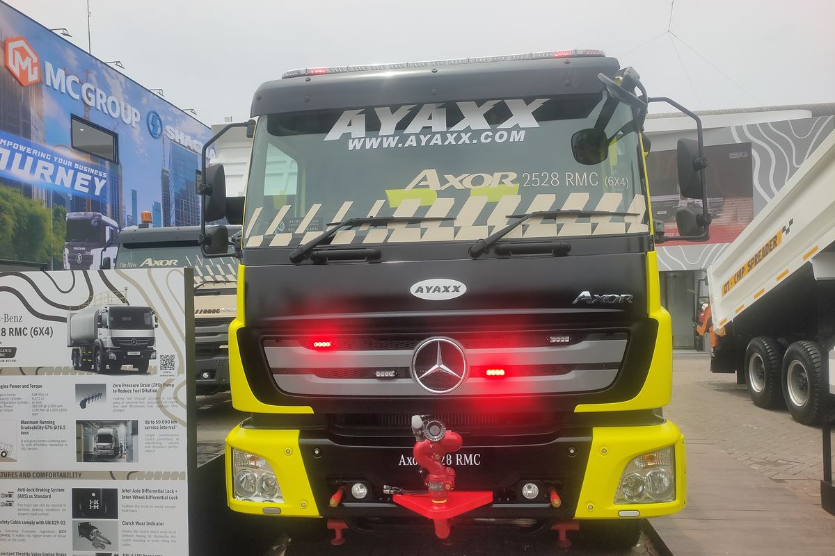 Truk pemadam kebakaran buatan Ayaxx menggunakan truk Mercedes Benz Axor
