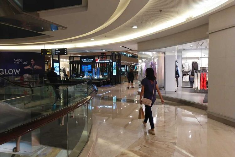 Sejumlah pengunjung terlihat berada di dalam mal Tunjungan Plaza, Surabaya, Jawa Timur, pada Kamis (14/4/2022) usai terjadi insiden kebakaran yang terjadi pada Rabu (13/4/2022) sekitar pukul 17.30 WIB.