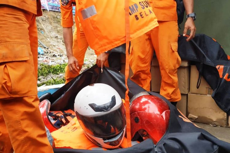 Tim SAR gabungan menemukan barang-barang diduga milik para penumpang kapal berupa sandal, helm, dan pelampung, Senin (25/6/2018)