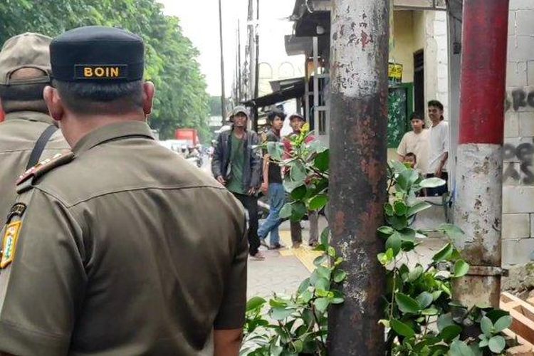 Sejumlah Pak Ogah atau juru parkir liar berupaya melakukan perlawanan saat hendak diamankan petugas, Pulogadung, Jakarta Timur, Rabu (29/3/2023).