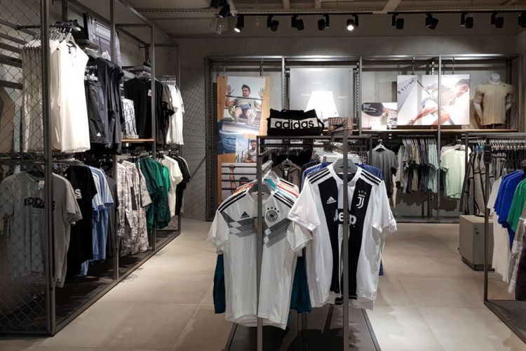 Bilik-bilik baju di gerai Adidas, Grand Indonesia, Jakarta. Gerai ini memiliki konsep Stadium, di mana pengunjung dimanjakan seperti berada di ruang ganti para pemain.