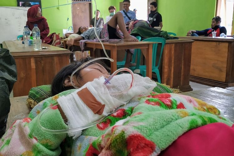 Seorang pasien mendapatkan cairan infus di ruang aula Kantor Desa Cibuntu, Kecamatan Simpenan, Sukabumi, Jawa Barat, Selasa (17/9/2019)