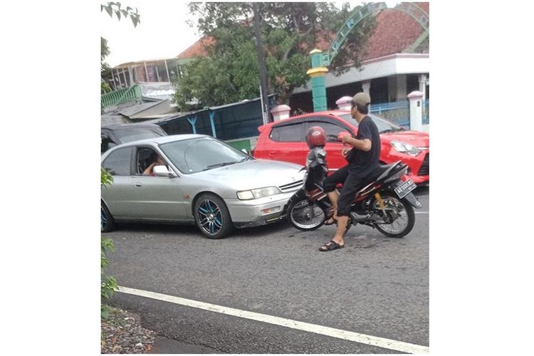 Tangkapan layar dari sebuah unggahan yang viral di media sosial Instagram mengenai pemotor yang menghadang sebuah mobil sedan karena mengambil jalurnya.