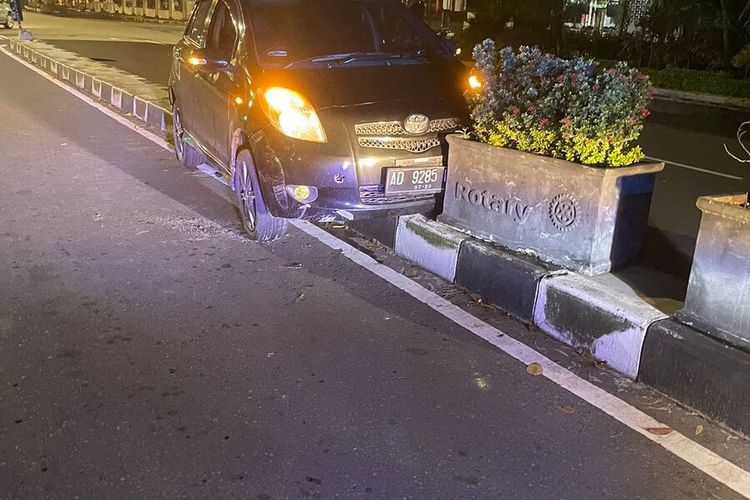 Kecelakaan melibatkan kendaran roda empat Toyota Yaris AD 9285 WP di Kota Solo, Jawa Tengah, mengakibatkan mobil nyangkut median tengah jalan, pada Kamis (9/3/2023)