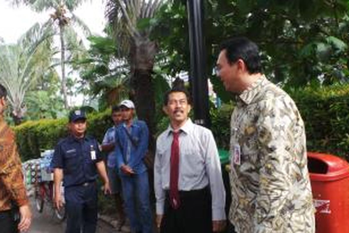 Gubernur DKI Jakarta Basuki Tjahaja Purnama sempat menegur pedagang kopi saat menjajal bajaj listrik, di Balaikota, Selasa (6/1/2015).
