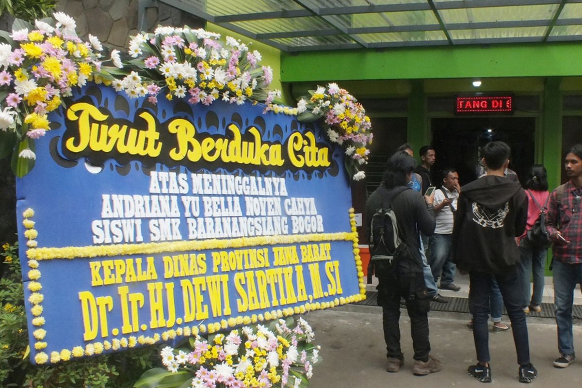 Karangan bunga belasungkawa terlihat di SMK Baranangsiang, Kota Bogor, Rabu (9/1/2019).