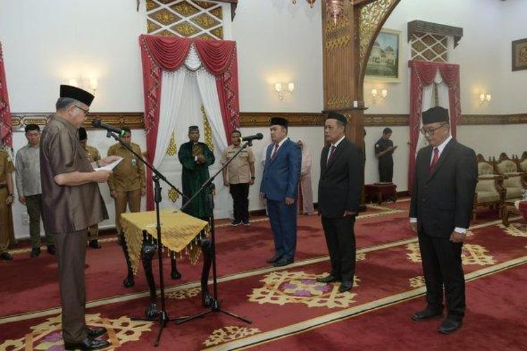 Gubernur Aceh, Nova Iriansyah, didampingi Sekda, dr. Taqwallah.M.Kes melantik Pejabat Pimpinan Tinggi Pratama di lingkungan Pemerintah Aceh di Pendopo Gubernur Aceh, Senin (4/7/2022).