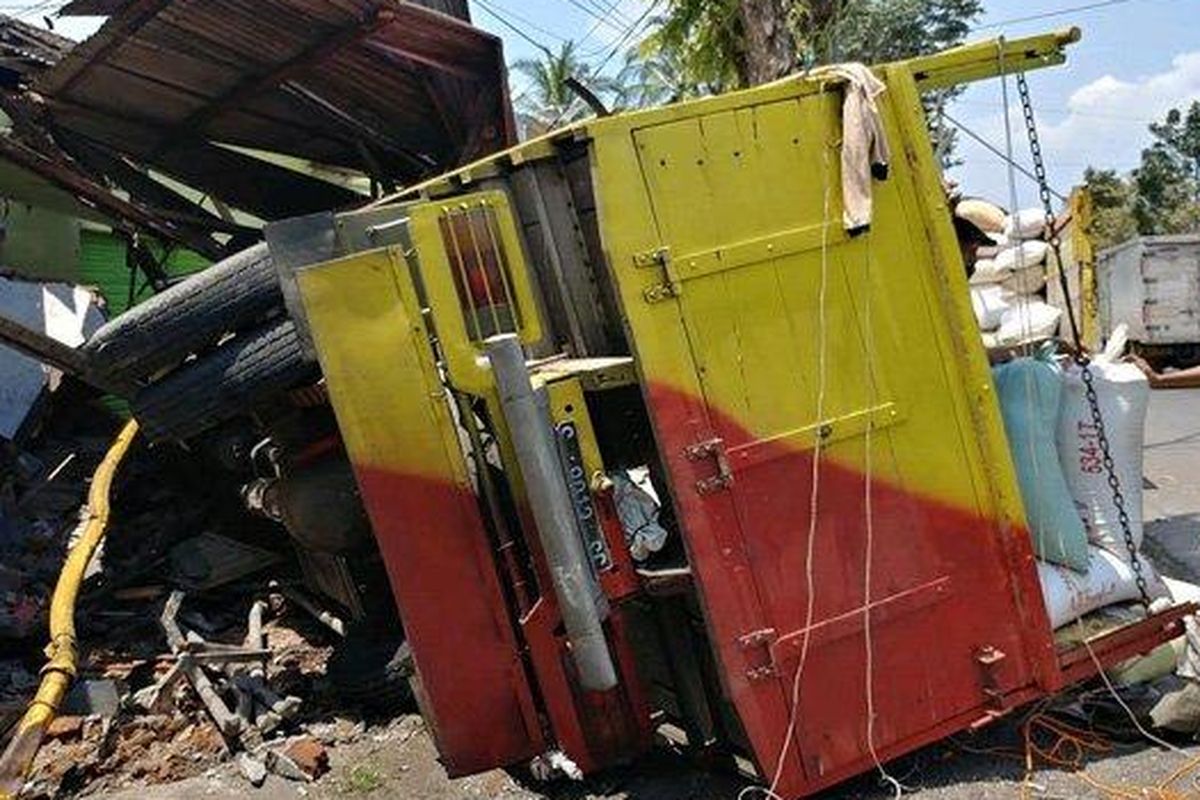 Truk pengangkut gabah terguling setelah menyeruduk toko di Jalan Brawijaya, Mangli, Jember, Kamis (18/3/2021). 