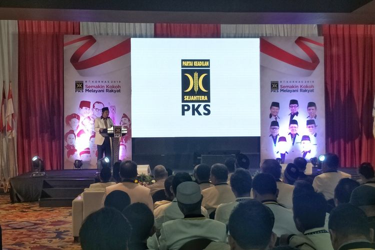 Sekjen PKS Mustafa Kamal saat membacakan hasil rekomendasi Rapat Koordinasi Nasional (Rakornas) di Hotel Bidakara, Jakarta, Sabtu (16/11/2019).