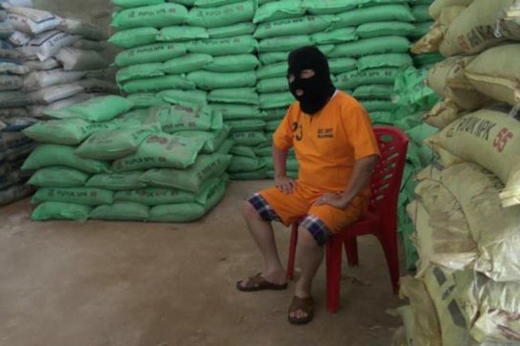 Seorang tersangka yang diduga sebagai pemilik gudang ditahan polisi saat penggerebekan pupuk kedaluarsa di Sungai Selan Bangka Tengah, Kepulauan Bangka Belitung.