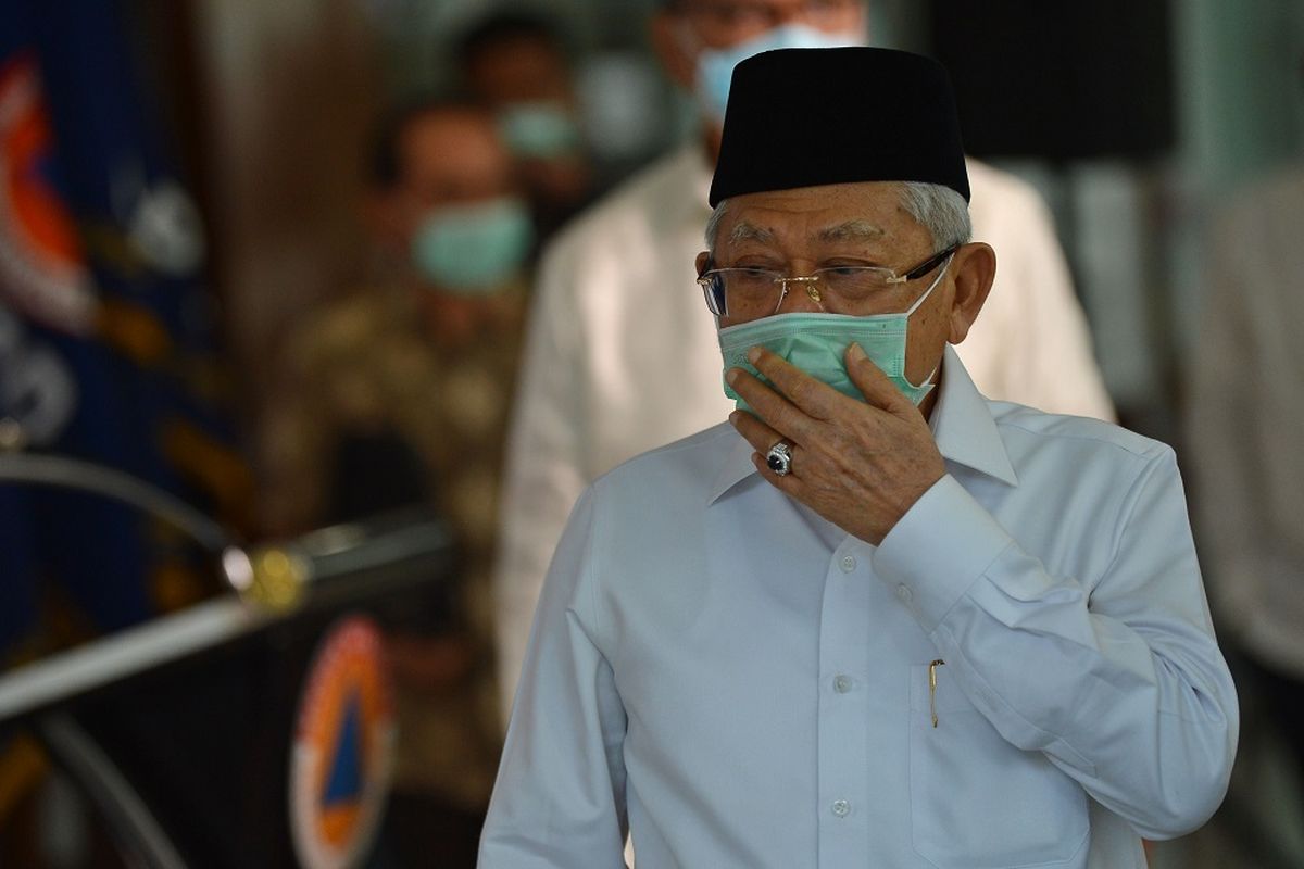 Wakil Presiden Maruf Amin berjalan usai menyampaikan keterangan kepada wartawan tentang penanganan COVID-19 di Graha BNPB, Jakarta, Senin (23/3/2020).  Wapres meminta Majelis Ulama Indonesia (MUI) mengeluarkan fatwa terkait jenazah pasien positif virus corona (COVID-19) yang meninggal dunia. ANTARA FOTO/Aditya Pradana Putra/ama.
 