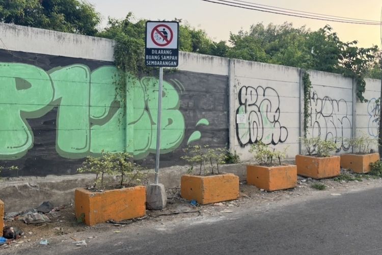 Cara Unik Surabaya Tekan TPS Liar, Pasang Pot Bunga di Jalan