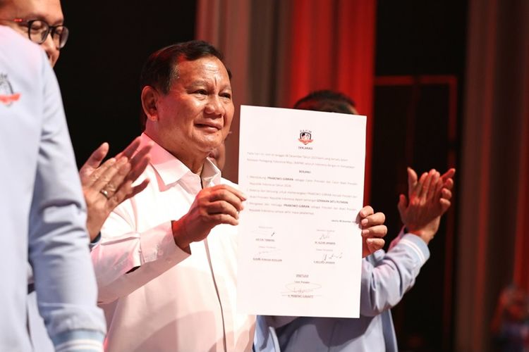 Capres Prabowo Subianto menerima deklarasi dukungan Relawan Pedagang Indonesia Maju (Rapim) di Djakarta Theater, Jakarta, Jumat (8/12/2023).