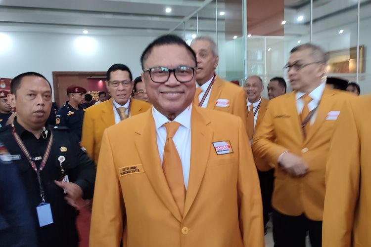 Ketua Umum Partai Hanura, Oesman Sapta Oddang, ditemui di kantor KPU RI setelah mendaftarkan bakal calon anggota legislatif (bacaleg) pada Rabu (10/5/2023).