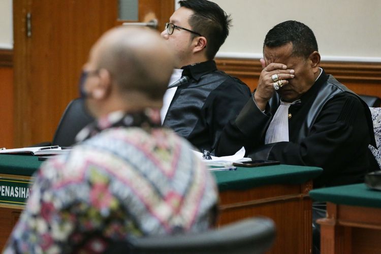 Hotman Paris Hutapea, penasihat hukum terdakwa kasus peredaran narkotika jenis sabu, Irjen Teddy Minahasa saat sidang tuntutan di Pengadilan Negeri Jakarta Barat, Kamis (30/3/2023). Jaksa penuntut umum menuntut hukuman mati pada Teddy Minahasa.