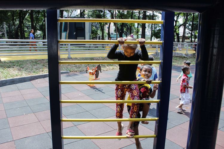 Anak-anak bermain di Taman Puring, Kebayoran Baru, Jakarta Selatan, Kamis (16/1/2020). Fasilitas yang disediakan pengelola taman antara lain, taman bermain anak, wahana olahraga, dan arena skateboard.