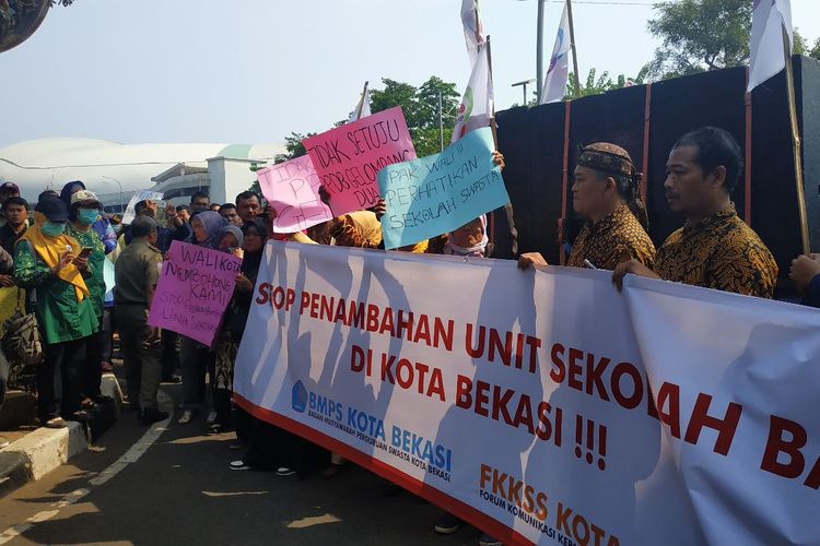 Aksi unjuk rasa sejumlah guru dan kepala sekolah swasta yang tergabung dalam Badan Musyawarah Perguruan Swasta (BMPS) Kota Bekasi di depan Kantor Walikota Bekasi, Selasa (16/7/2019).
