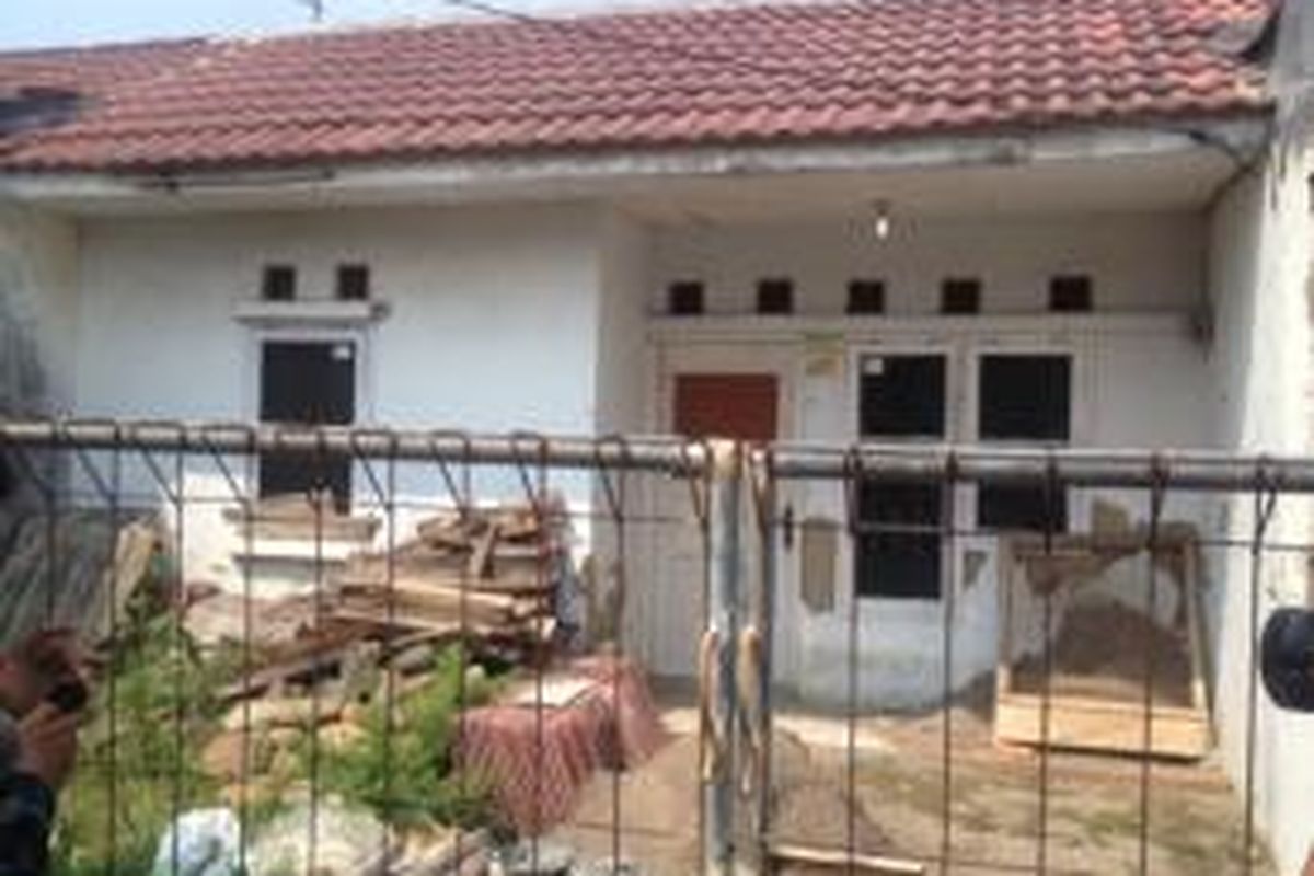 Suasana di sebuah rumah kosong yang diduga sempat menjadi kediaman anggota ISIS, Kelurahan Sumber Jaya, Kecamatan Tambun Selatan, Kabupaten Bekasi, Minggu (22/3/2015).